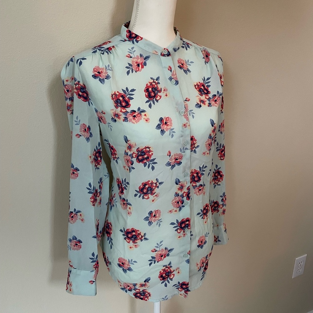 Beautiful light faded glory brand floral blouse size 4 to 6.